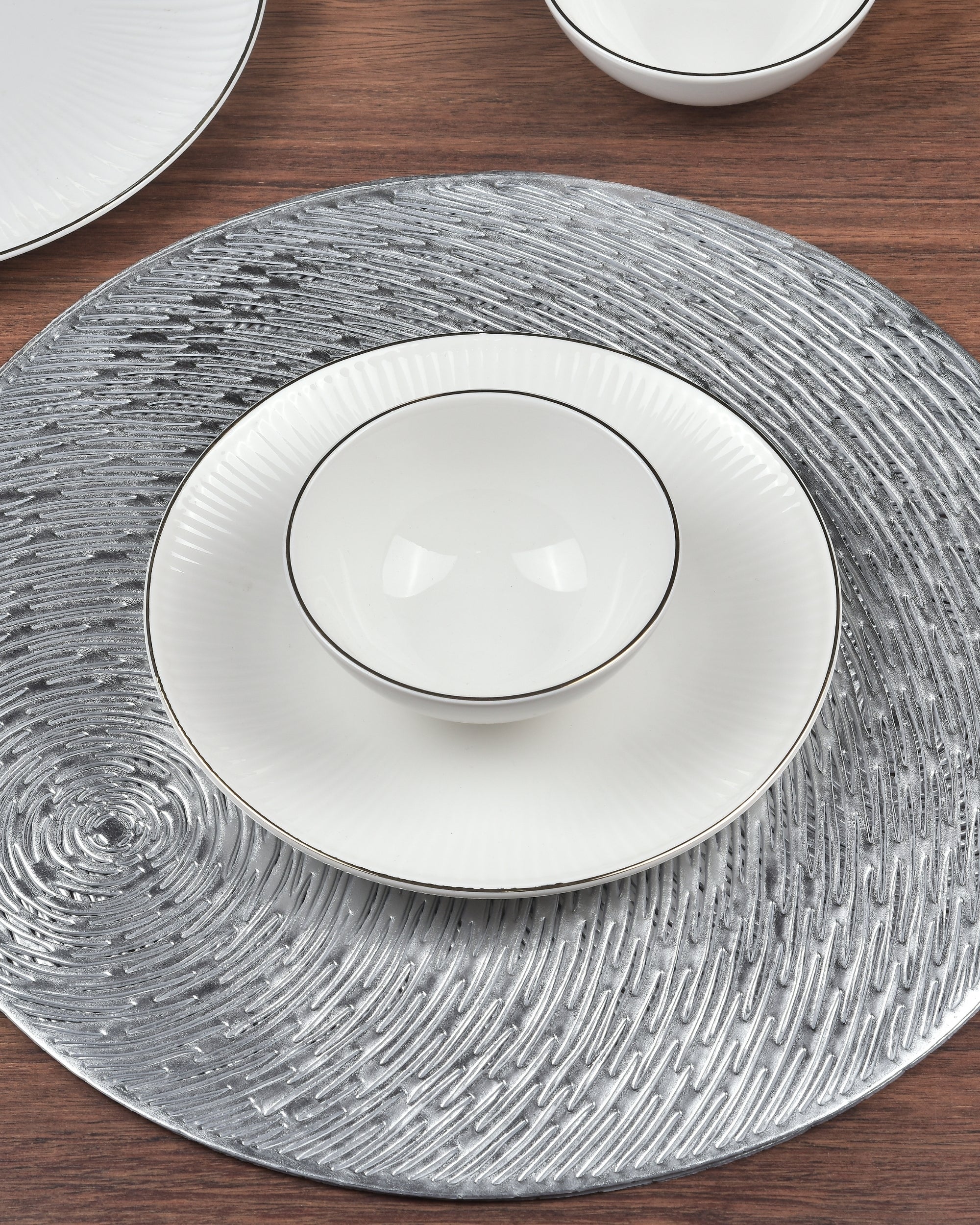 Premsons® Round Table Mat – Elegant Swirl Metallic Placemat | Washable, Wipeable, Non-Slip & Heat-Resistant | Stylish Table Mat for Dining, Kitchen, Wedding & Party Décor – Silver