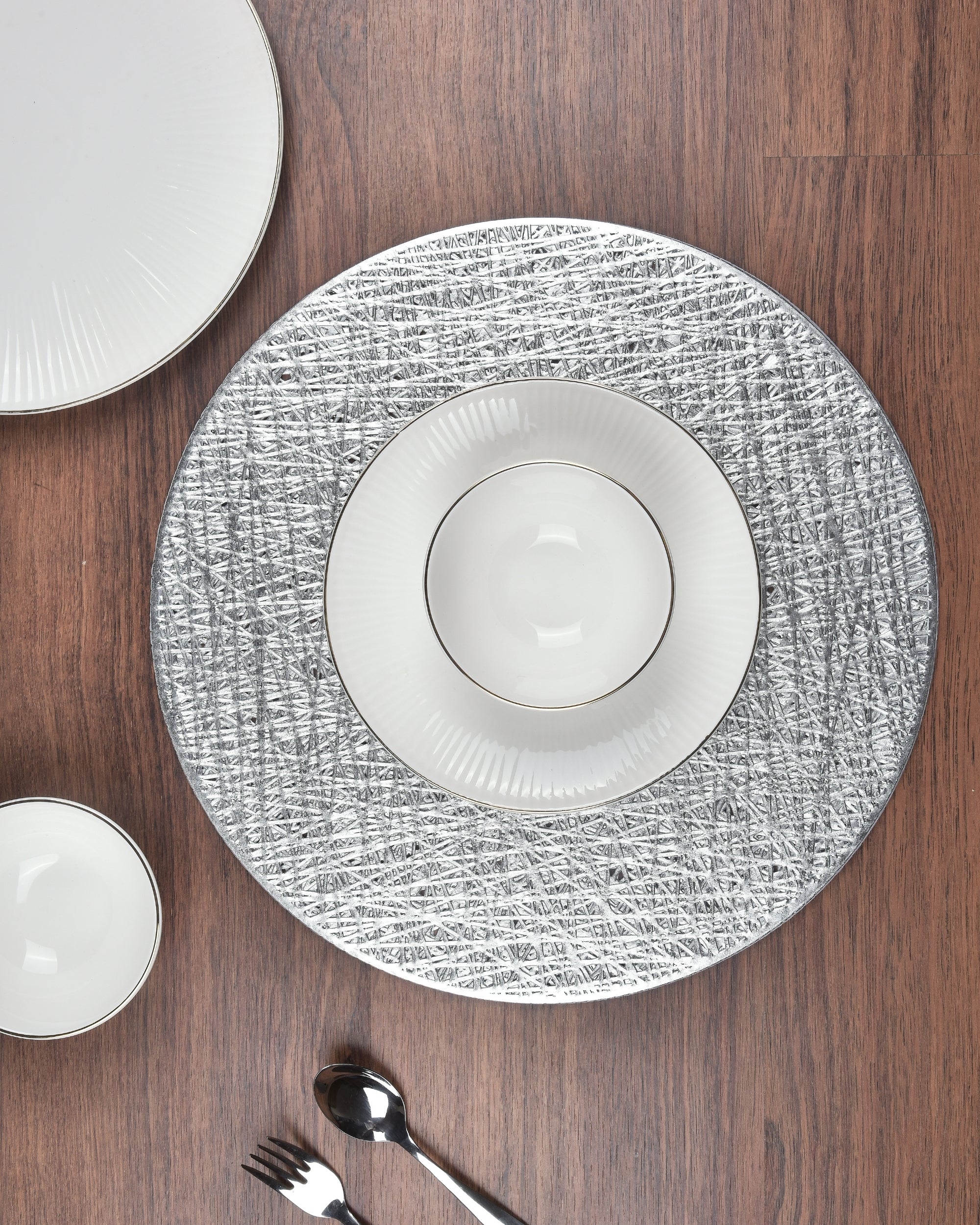 Premsons® Round Table Mat – Elegant Metallic Mesh Placemat | Washable, Wipeable, Non-Slip & Heat-Resistant | Dining Table Mat for Kitchen, Wedding & Party Décor – Silver