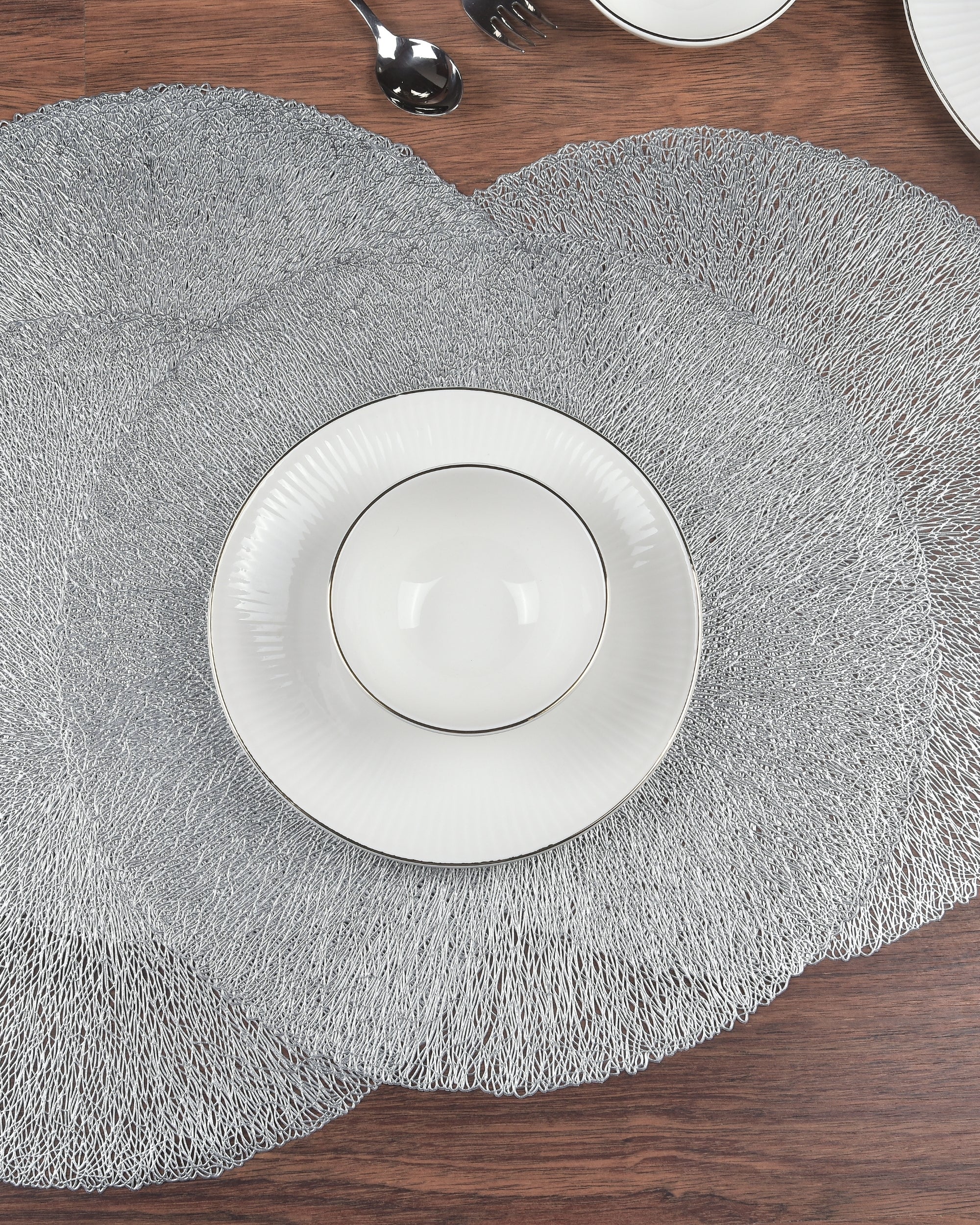 Premsons® Round Table Mat – Elegant Swirl Metallic Placemat | Washable, Wipeable, Non-Slip & Heat-Resistant | Stylish Table Mat for Dining, Kitchen, Wedding & Party Décor – Silver