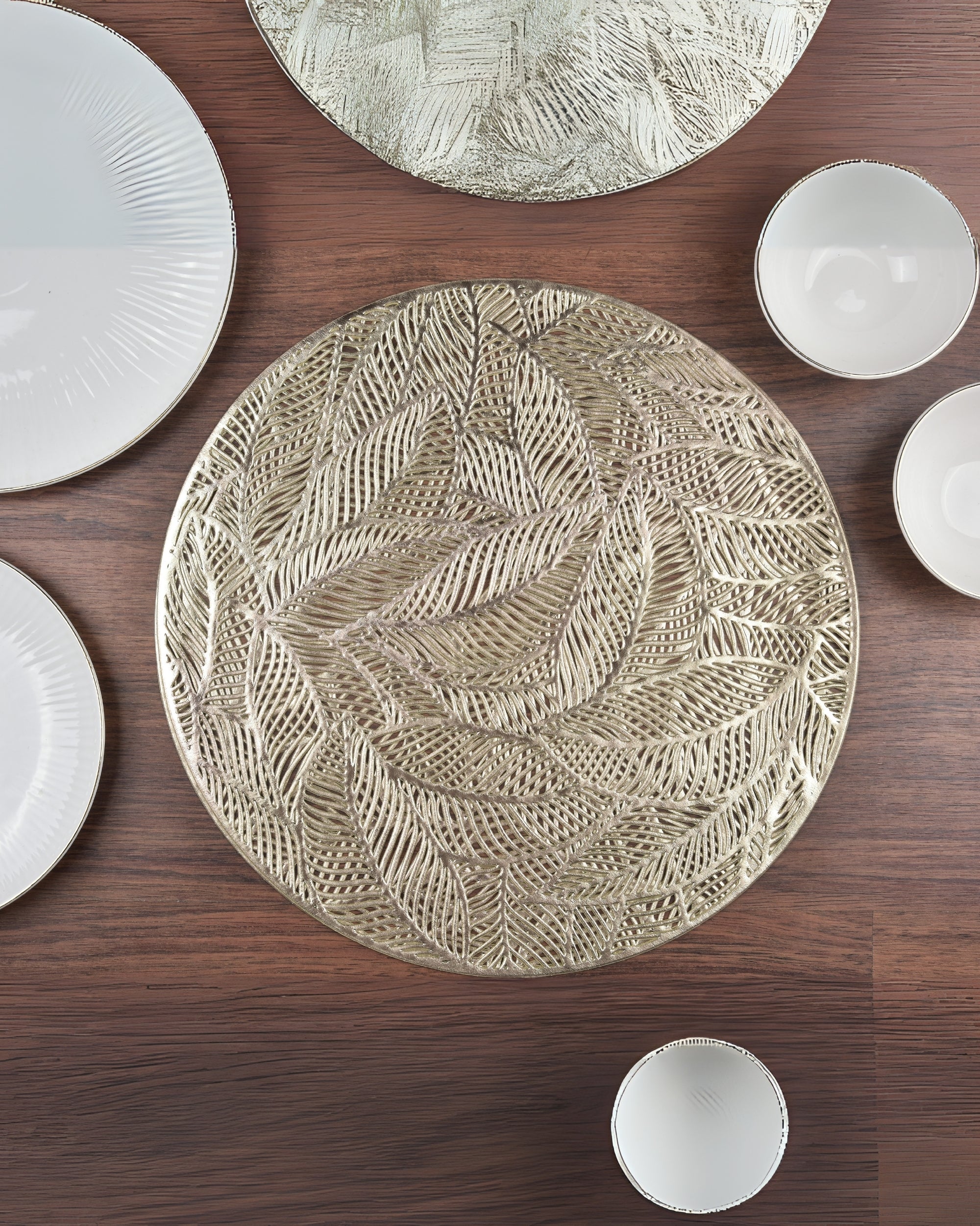 Premsons® Round Table Mat – Elegant Metallic Leaf Placemat | Washable, Wipeable, Non-Slip & Heat-Resistant | Dining Table Mat for Kitchen, Wedding & Party Décor – Gold