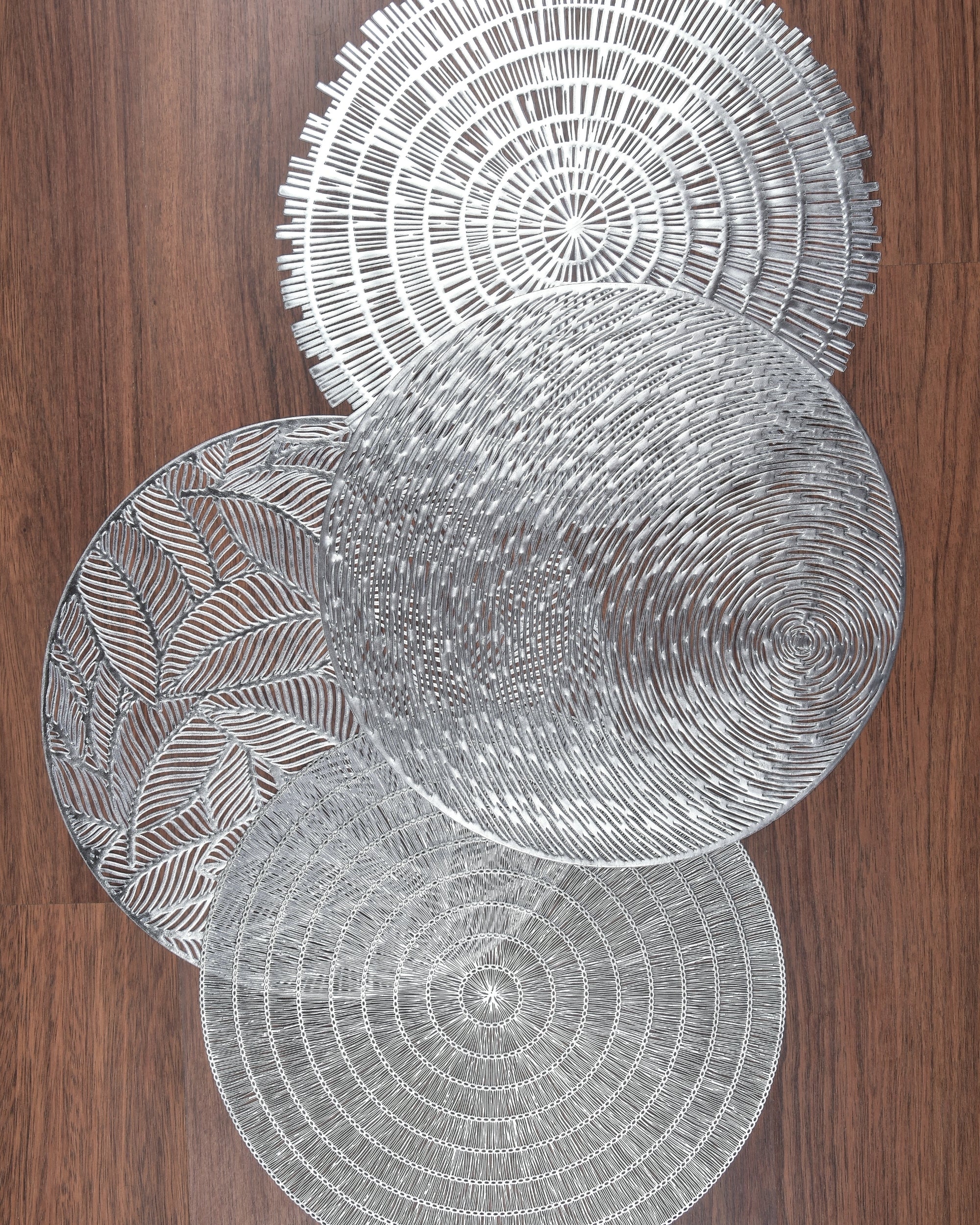 Premsons® Round Table Mat – Elegant Swirl Metallic Placemat | Washable, Wipeable, Non-Slip & Heat-Resistant | Stylish Table Mat for Dining, Kitchen, Wedding & Party Décor – Silver