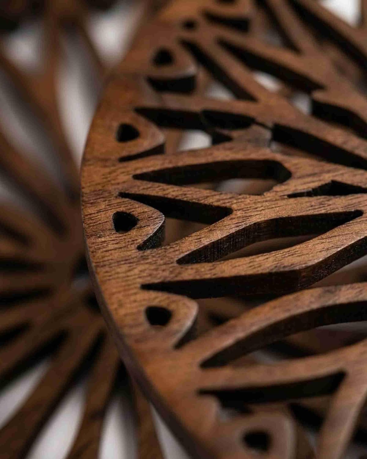 Premsons® Daisy Bloom Design Wooden Trivet | Dark Brown Round Decorative Heat Resistant Pot Stand | Wooden Table Protector