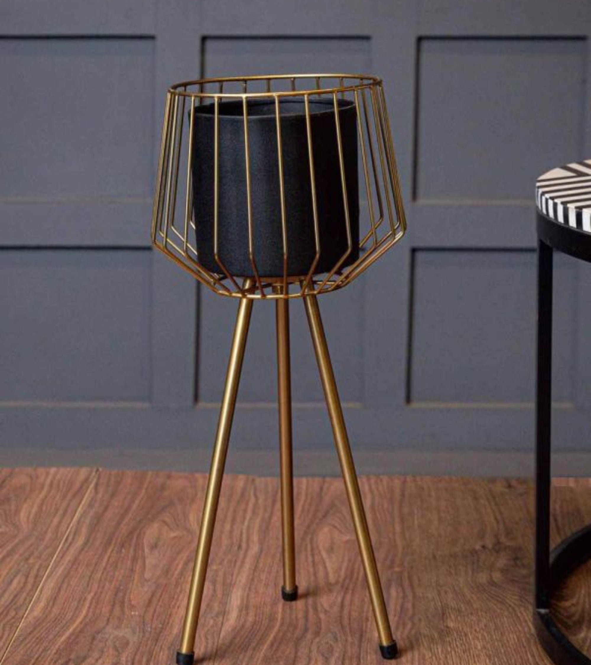 Premsons® Modern Tripod Metal Planter Stand Set of 2 – Black Pots with Golden Wire Frames (28 cm & 30 cm) – Indoor Decorative Plant Holders (Without Plants)
