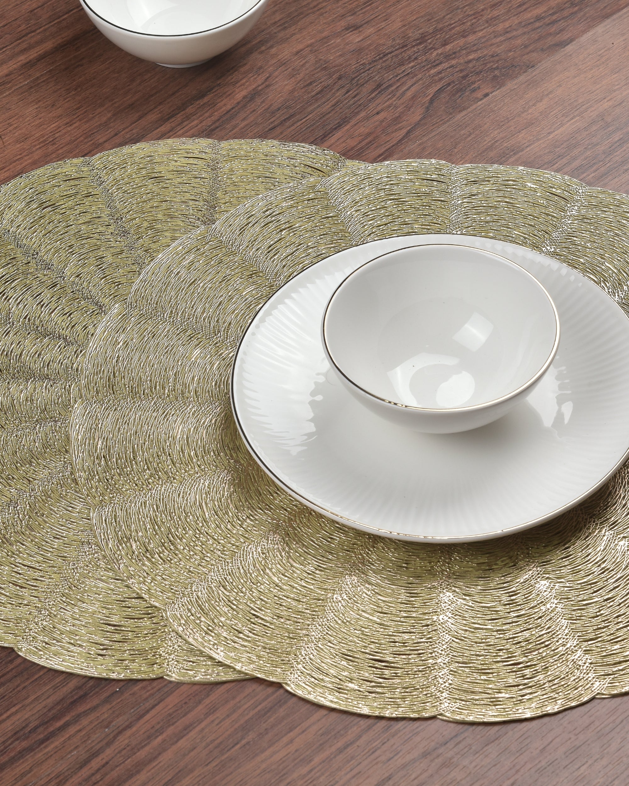 Premsons® Floral Round Table Mat – Scalloped Metallic Placemat | Washable, Wipeable, Non-Slip & Heat-Resistant | Decorative Table Mat for Dining, Kitchen, Wedding & Party Décor – Gold Silver Blend