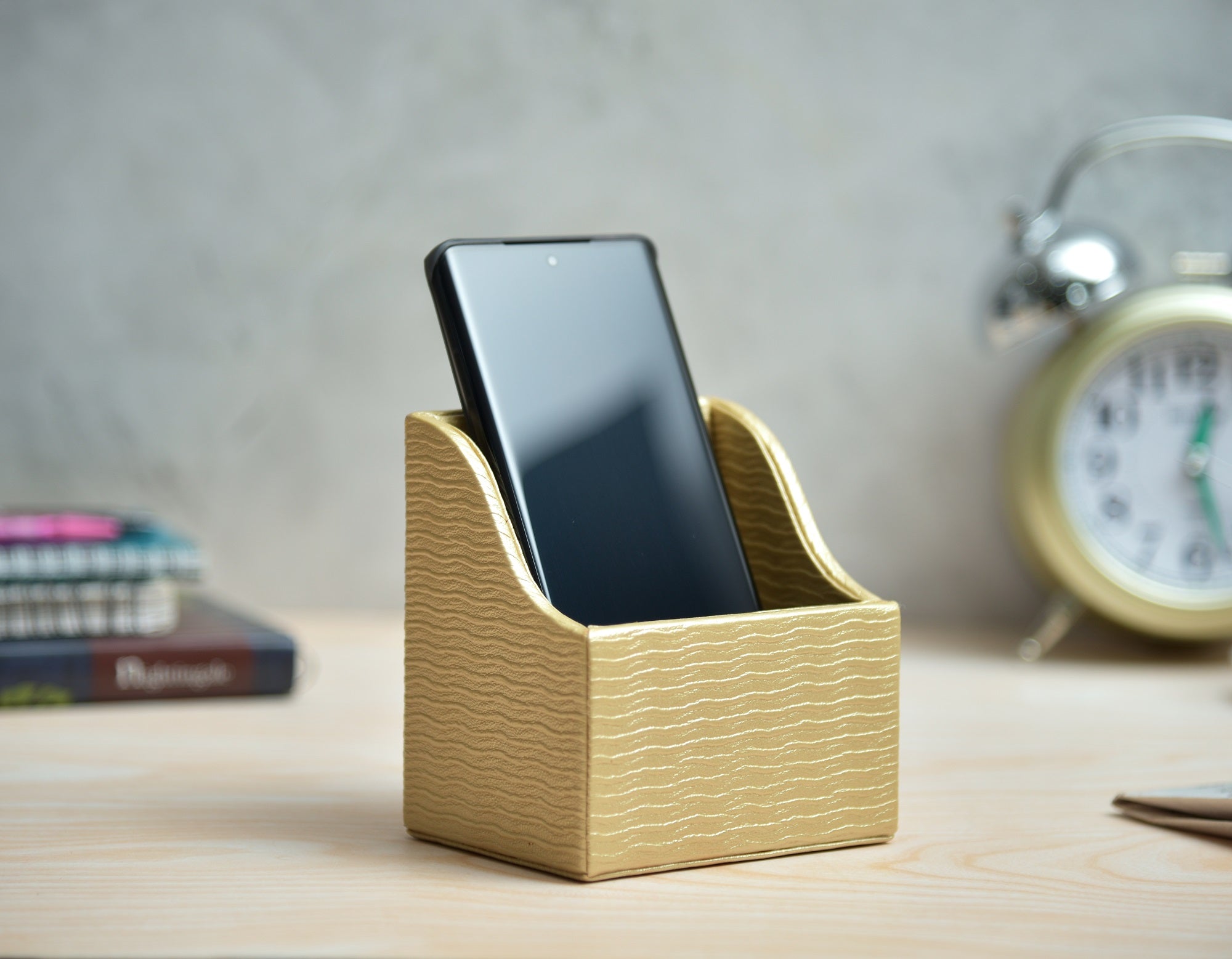 Premsons® Metallic Mobile Stand – Elegant Wavy Finish Card Holder – Stylish Single Compartment Organizer for Desk, Phone & Cards – Champagne