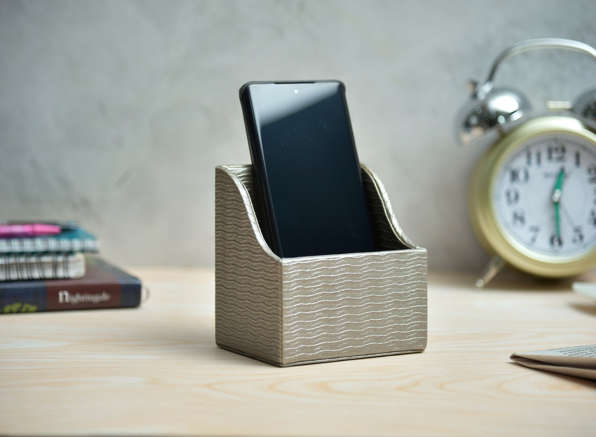 Premsons® Metallic Mobile Stand – Sleek Wavy Finish Card Holder – Stylish Single Compartment Organizer for Desk, Phone & Cards – Silver