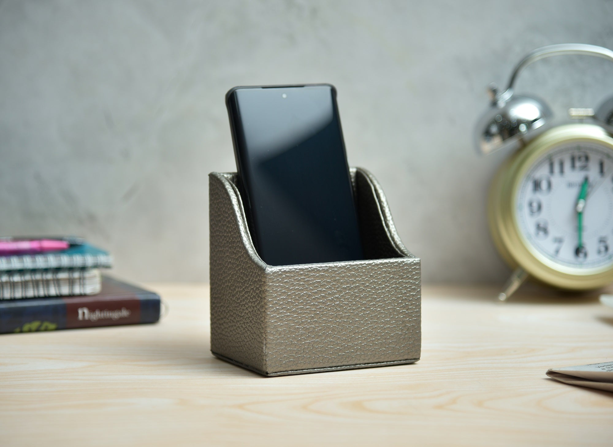 Premsons® Metallic Mobile Stand – Sleek Dotted Texture Card Holder – Elegant Single Compartment Desk Organizer for Phone & Cards – Silver