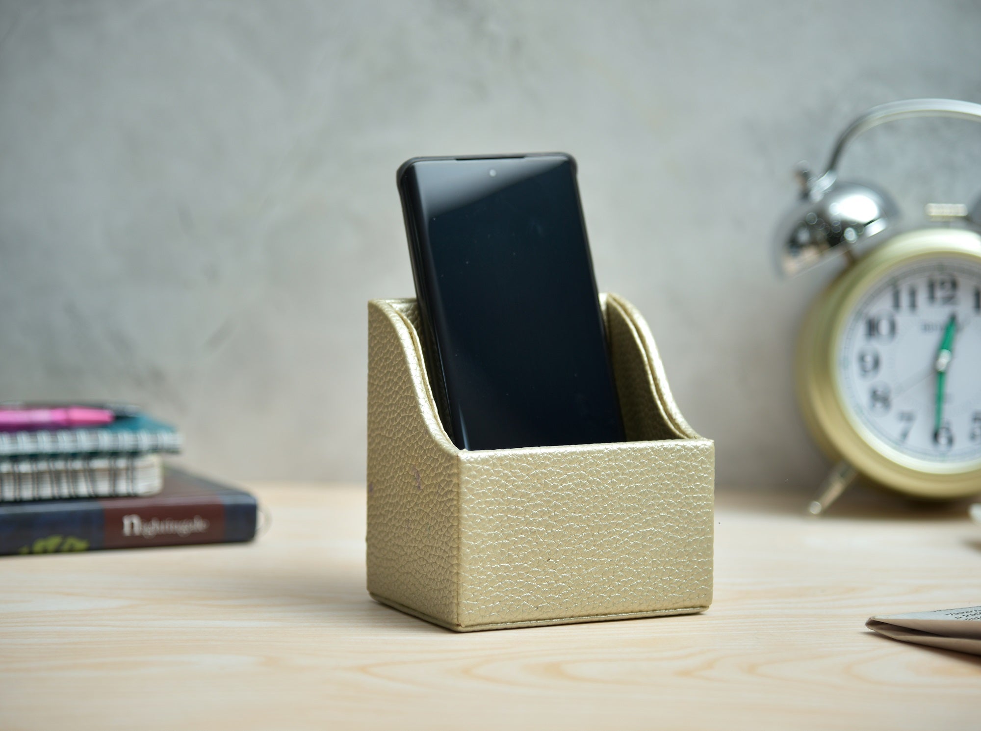 Premsons® Metallic Mobile Stand – Elegant Dotted Texture Card Holder – Premium Single Compartment Desk Organizer for Phone & Cards – Champagne
