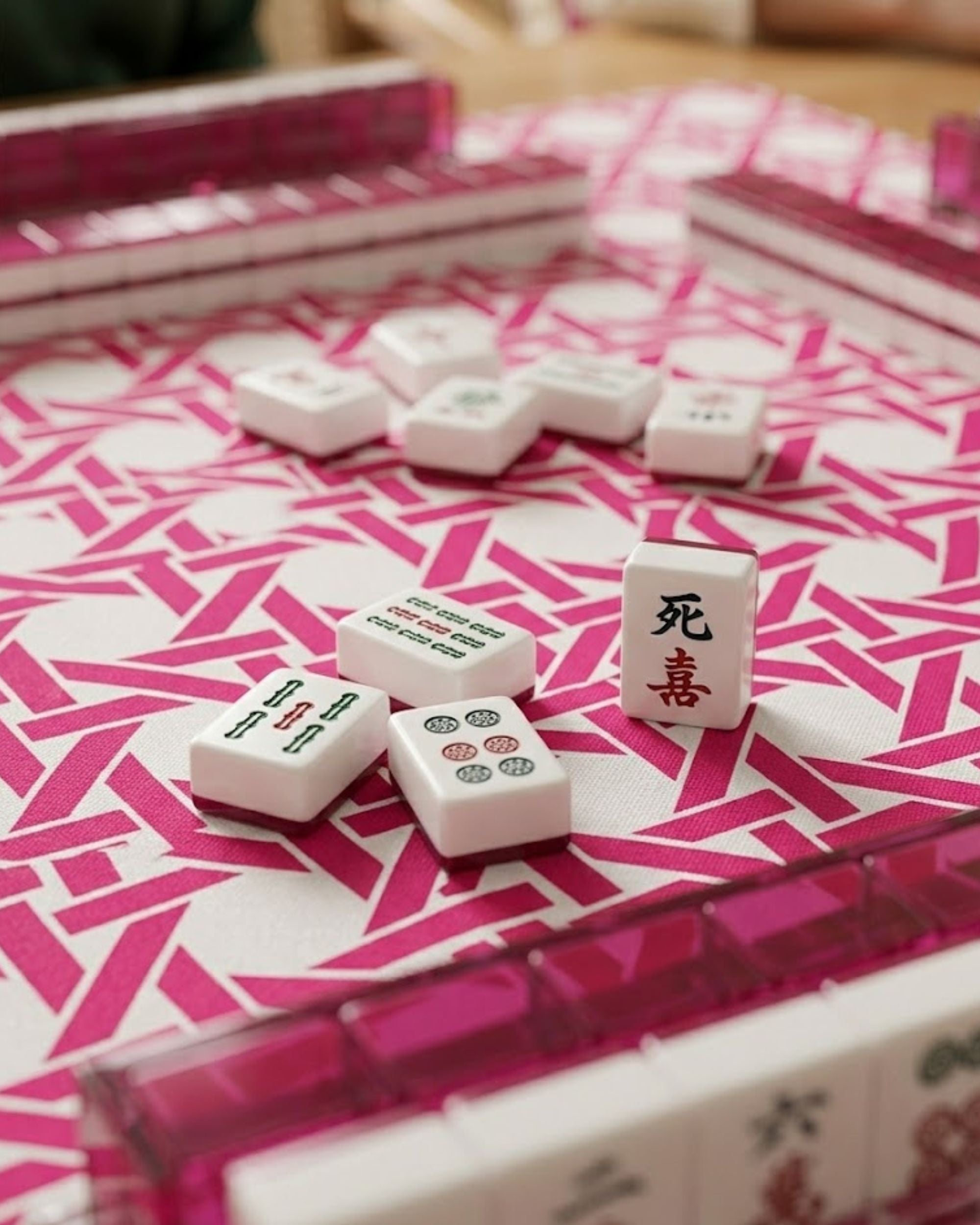 Premsons® Fuchsia Pink Geometric Mahjong Mat – Luxury Padded Mahjong Table Cover with Modern Bamboo Weave Pattern, Foldable Non-Slip Gaming Surface