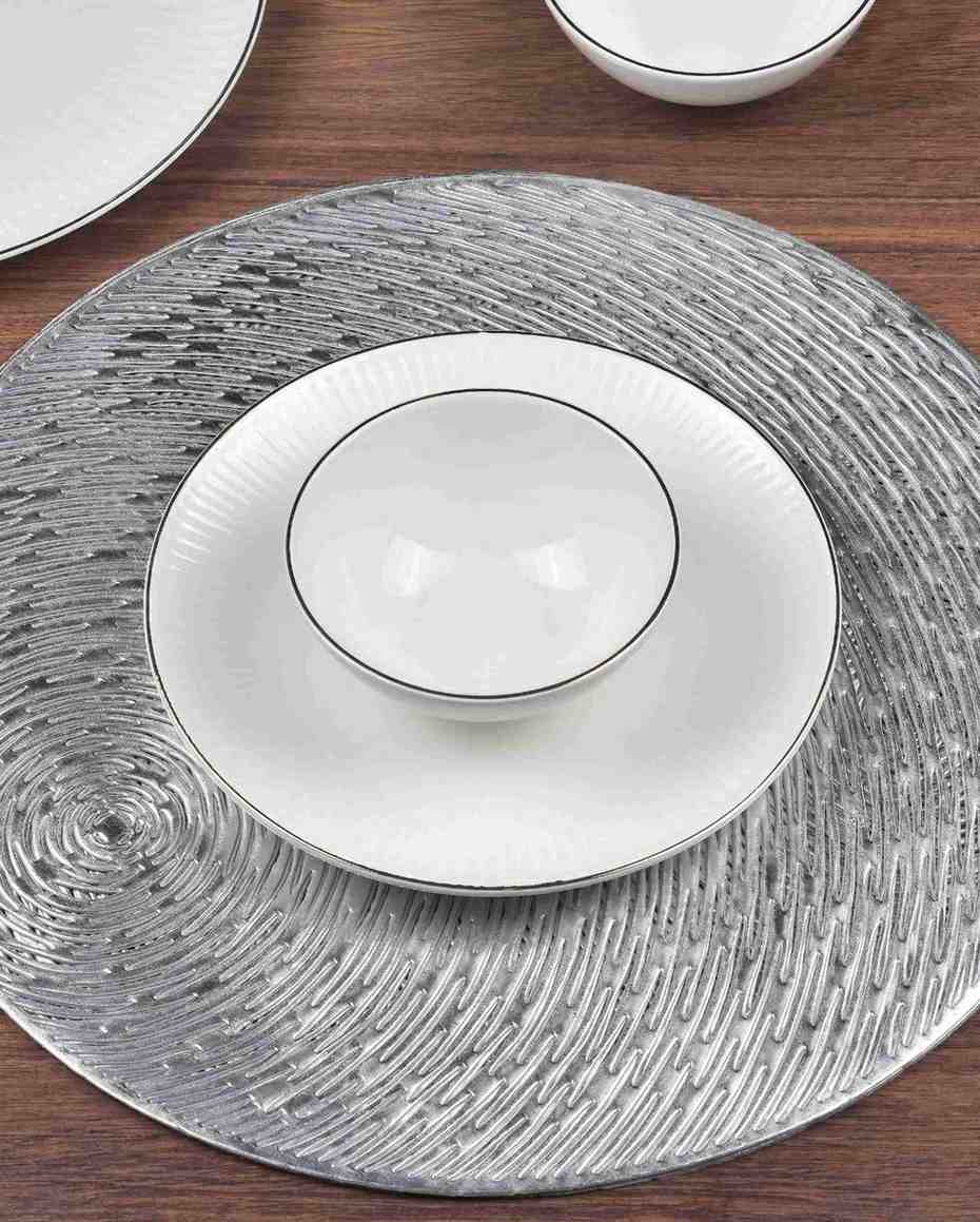 Premsons® Round Table Mat – Elegant Swirl Metallic Placemat | Washable, Wipeable, Non-Slip & Heat-Resistant | Stylish Table Mat for Dining, Kitchen, Wedding & Party Décor – Silver