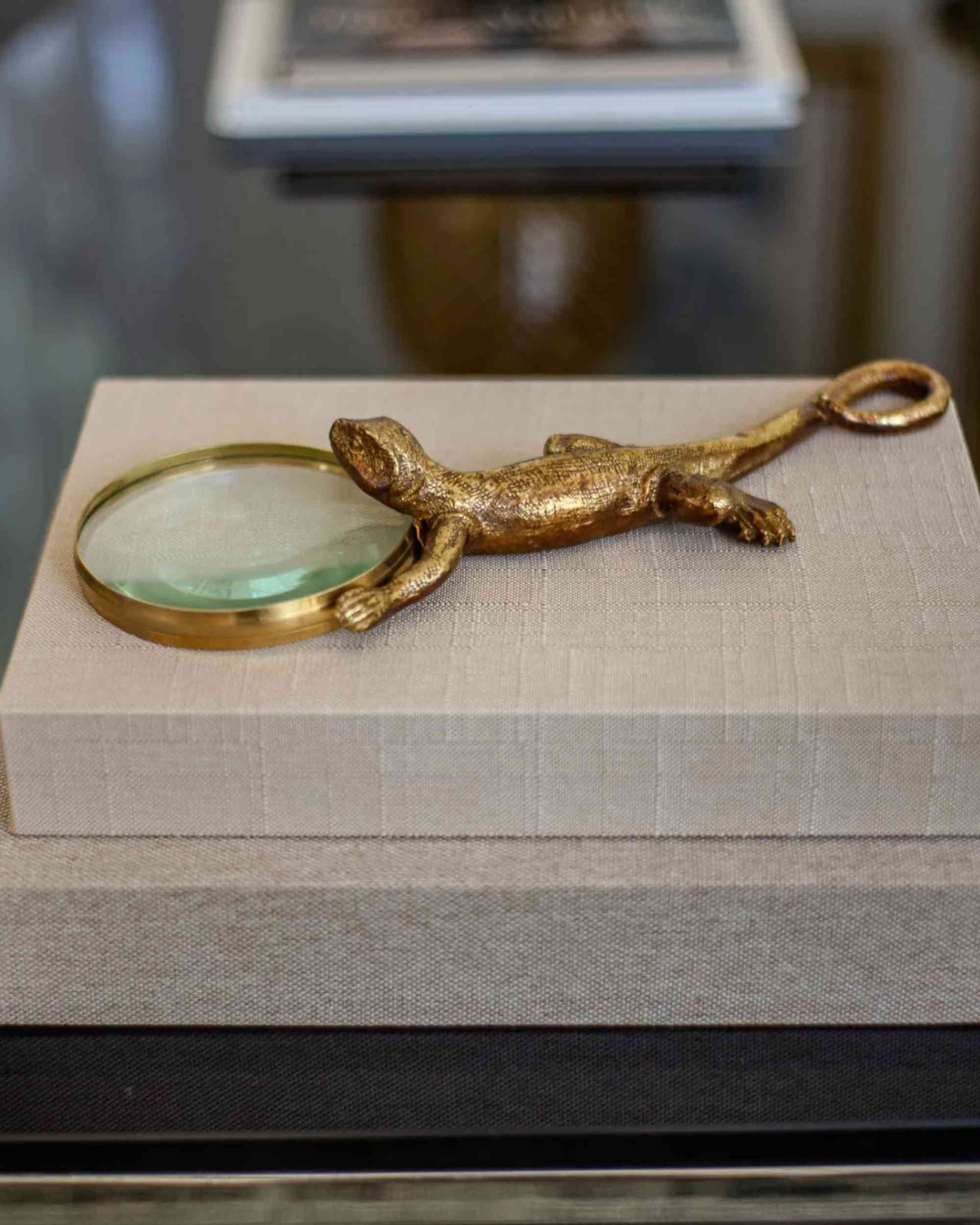 Premsons® Curio Lizard Magnifier Tray Showpiece – Metal Decorative Accent – Gold